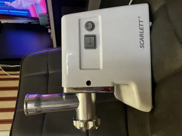 Продам электрическую мясорубку Scarlett, фотография 1