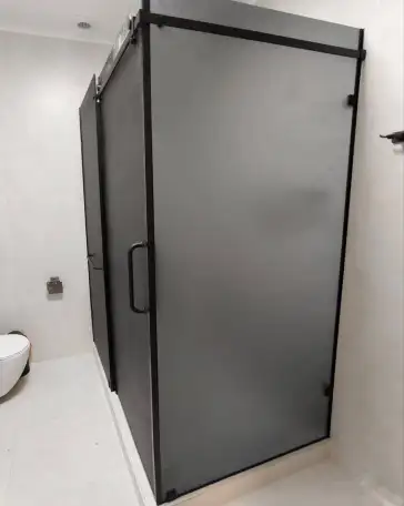 Изготовление и монтаж душевых перегородок из каленого стекла на заказ, фотография 3