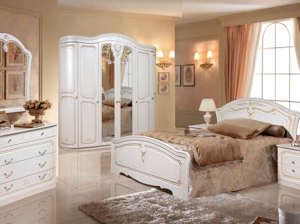 двухспальная кровать без матраса и зеркало, фотография 1