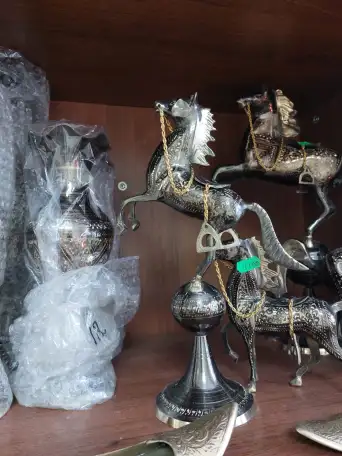 Сувениры Бронза Лошадь на шаре, фотография 1