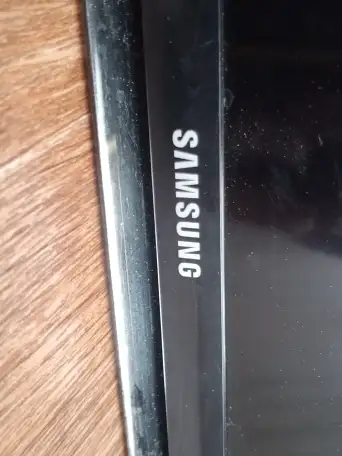 Продаю телевизор на запчасти, город Шахтинск.Телевизор хороший, единственное это не сильно повреждён экран., фотография 2