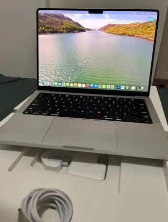Apple Macbook Pro M3 14 дюймов 512 ГБ серебристый, фотография 2