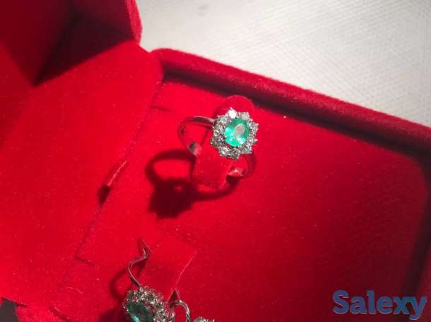 Золотой комплект с бриллиантом и изумрудом из кольца и серег, фотография 4