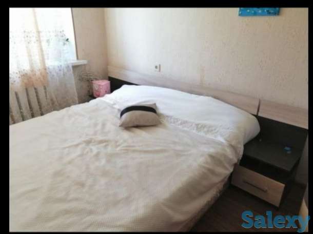 Продам 2-х спальнюю кровать с матрацем, с 2-мя тумбочками, фотография 1