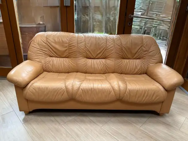 Диван кожаный светлый, фотография 1
