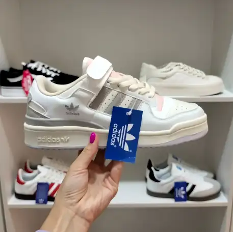 Модные новые кроссовки Adidas, фотография 3