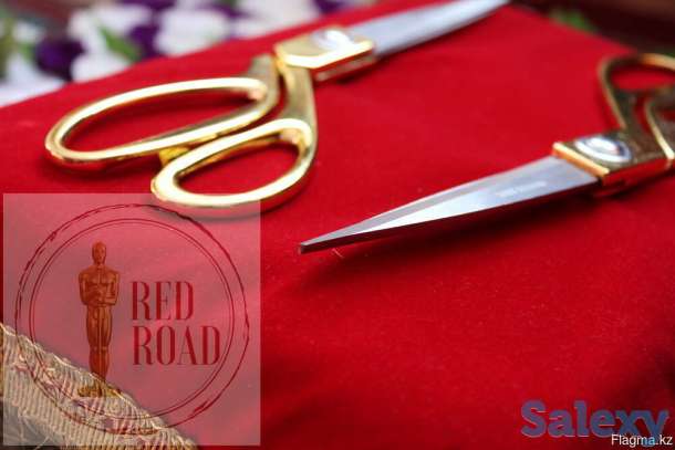 Золотые ножницы, красная подушка с бахромой и атласная лента, фотография 2