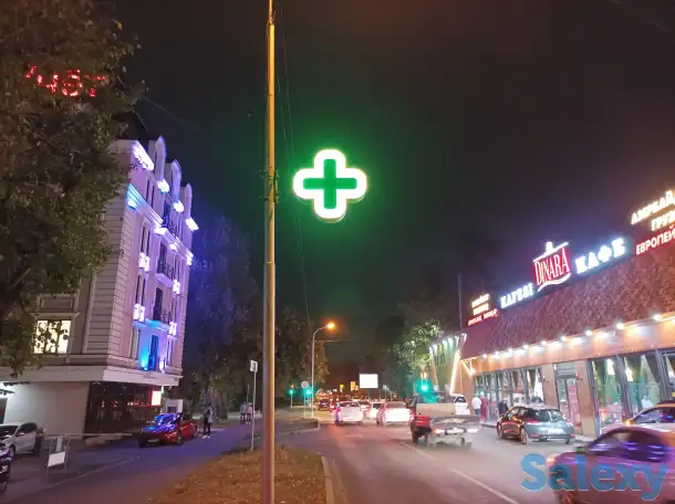 Реклама на бордах вдоль дороги, фотография 1