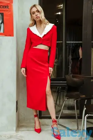 Костюм с акцентным воротником, фотография 2