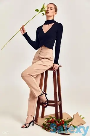 Черный топ с вырезом, фотография 1