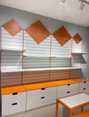 Торговое оборудование для магазина одежды. Пристенный стеллаж, фотография 1