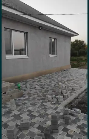 Укладка тротуарной плитки  Установка поребриков и бардюров  Преобразуем ваш двор в красоту и удобства.  Качественно и, фотография 6