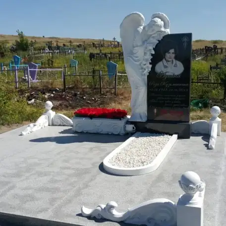 Памятники и надгробия, фотография 1