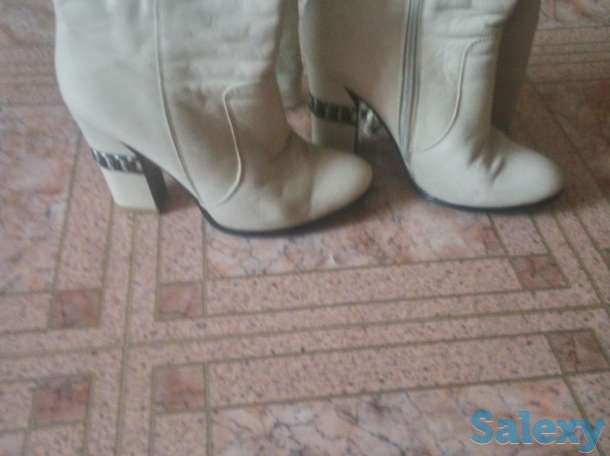 сапоги 3 пары  белые, бежевые-2 пары, в прекрасном состоянии., фотография 1