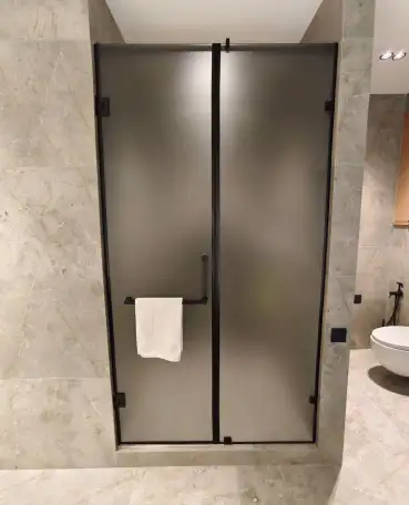 Изготовление и монтаж душевых перегородок из каленого стекла на заказ, фотография 1