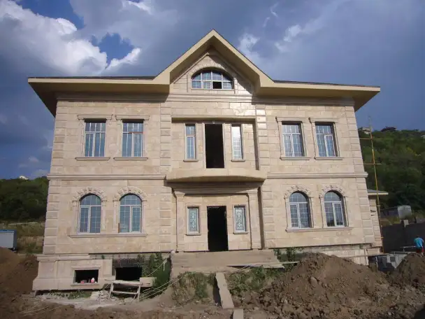 Травертиновое обрамление окон арки и прямые, изготавливаем и монтируем. Любая сложность., фотография 3