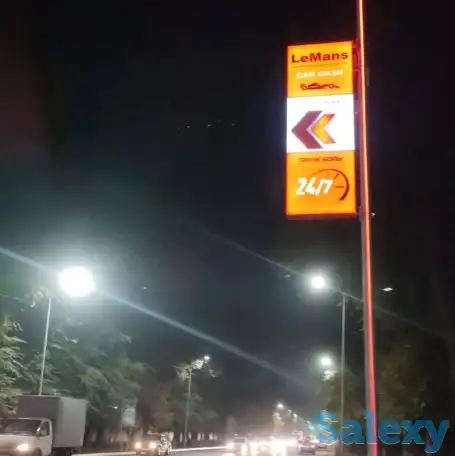 Указатель на фонарный столб освещения, фотография 2