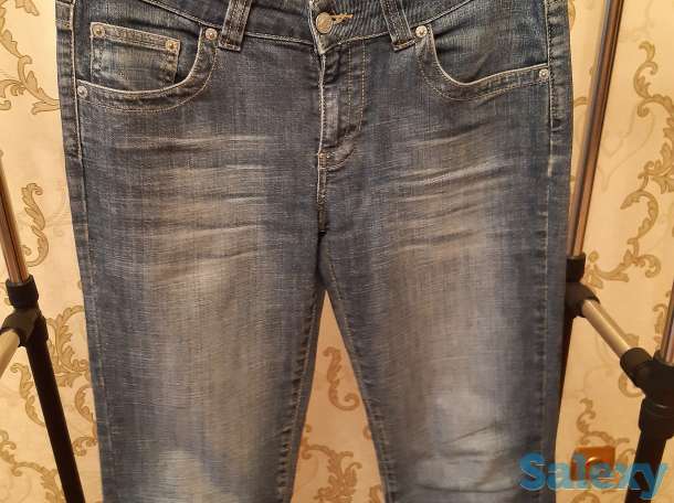 Джинсы классические и модные, синие и красные, с вышивкой и короткие, фотография 3