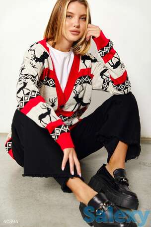 Кардиган с оленями в красной окантовке, фотография 1