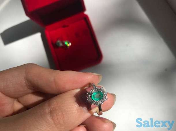 Золотой комплект с бриллиантом и изумрудом из кольца и серег, фотография 5