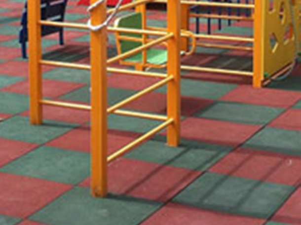 Покрытие для детских площадок из плитки из резиновой крошки., фотография 1