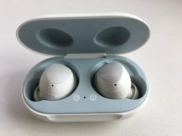 Проаются беспроводные наушники  SAMSUNG  Galaxy  Buds, фотография 3
