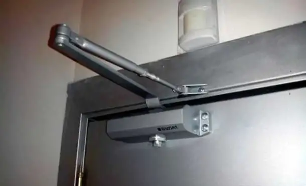 Доводчики дверные, установка, фотография 1