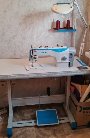 Прямострочная швейная промышленная машина Jack f4 со столом, фотография 3
