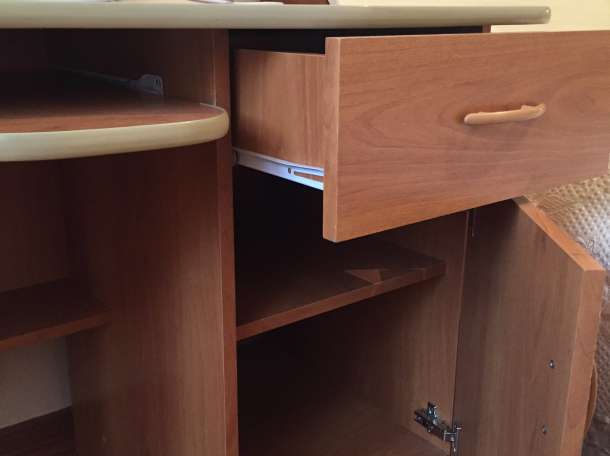 продам компьютерный стол в отличном состоянии, фотография 4