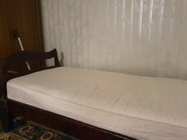 Продам деревянную кровать с матрацем в хорошем состоянии, недорого, фотография 1