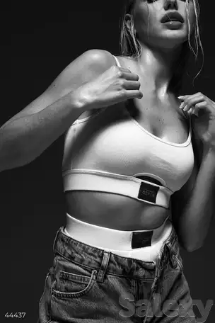 Топ в белом цвете в рубчик, фотография 1