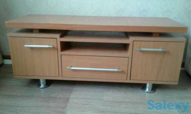 Кровать и тумба, фотография 1