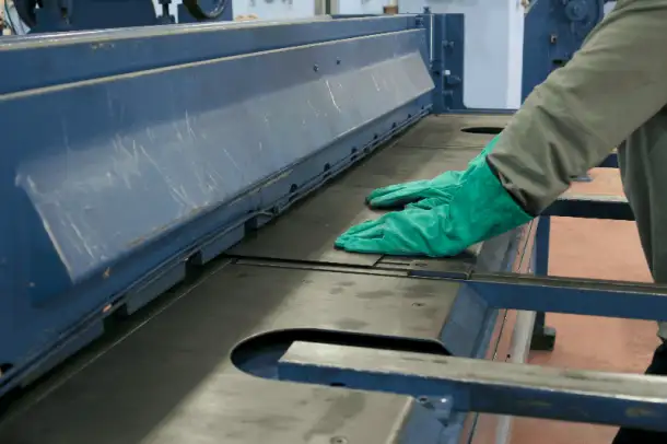 Рубка гильотиной: лист горячекатаный; лист оцинкованный; лист перфорированный, фотография 1