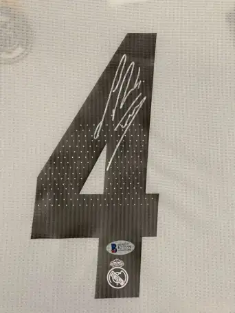 Футболка ФК «реал Мадрид» с автографом Серхио Рамоса сезон 2018-19, фотография 2