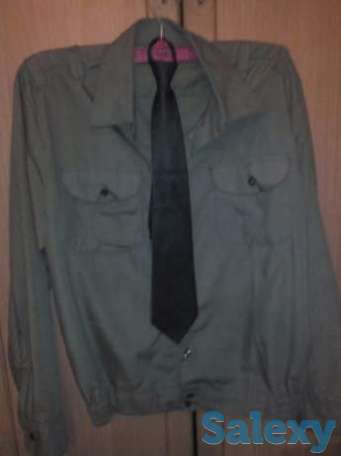 Продам зеленую рубашку с галстуком., фотография 1