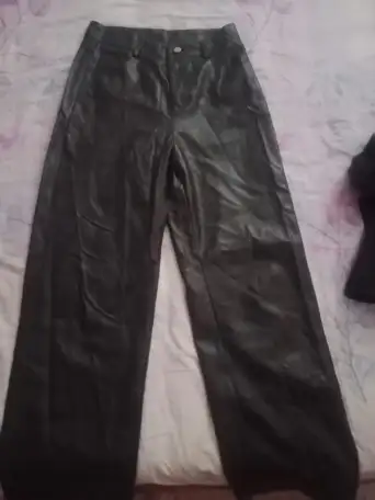 Кожанные штаны стандартного размера,и кофта черного цвета с пуговками с длинными руковами ДВОЙКА отдам за 5500, фотография 2