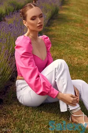 Малиновый топ с фигурным вырезом, фотография 1