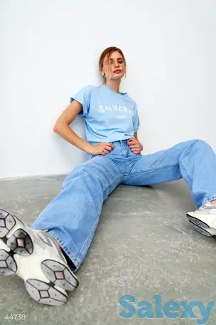 Голубая футболка с принтом, фотография 1