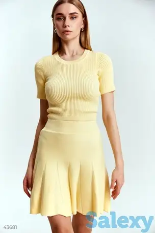 Желтая футболка кроп, фотография 1