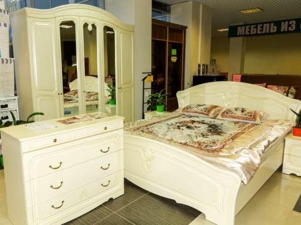 двухспальная кровать без матраса и зеркало, фотография 2