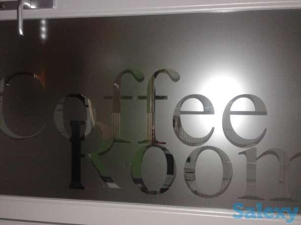 Оформление витрин: оклейка стекол оракалом, накладные элементы, 