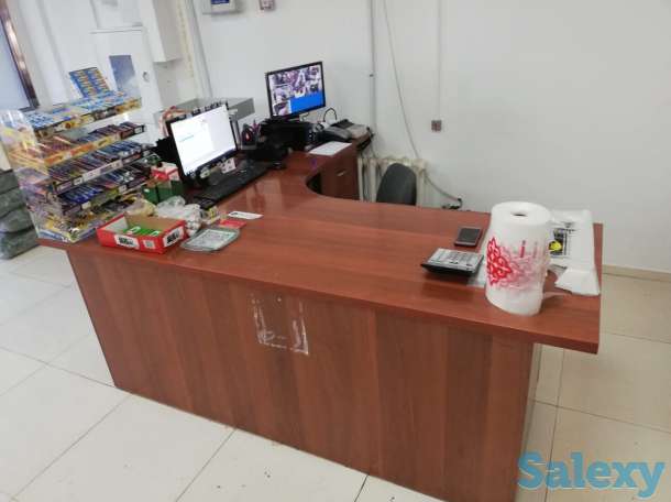 Продам деревянные стол, шкаф полки для магазина, фотография 1