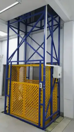 Грузовой лифт с одной колонной, фотография 1