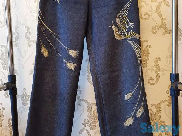 Джинсы классические и модные, синие и красные, с вышивкой и короткие, фотография 1