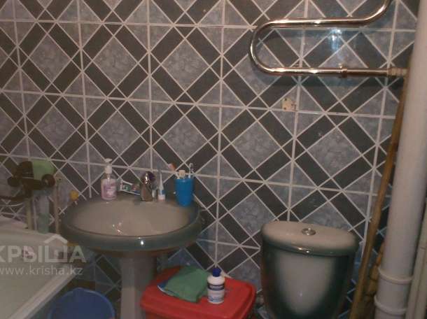 Продаю 2 ком кв на 3эт/5 эт дома не угловая теплая, фотография 4