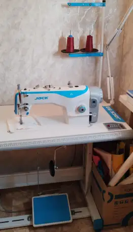 Прямострочная швейная промышленная машина Jack f4 со столом, фотография 1