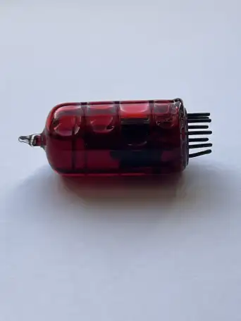 Лампа от старого радиоприемника с красной жидкостью, фотография 1