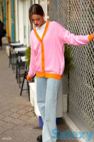 Розовый кардиган с оранжевой окантовкой, фотография 1