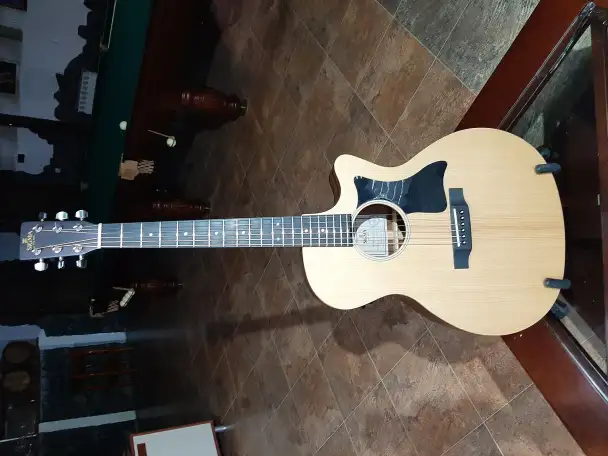 Продам электроакустическую гитару, гитарный комбоусилитель, беспроводную акустическую систему, микрофонную стойку с микр, фотография 1