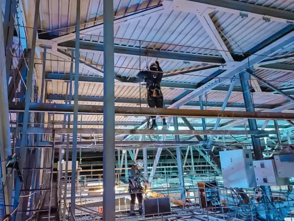 Монтаж сценических лебедок / Установка подвесного оборудования / Высотные работы / Промышленный альпинизм / Альпинисты, фотография 5